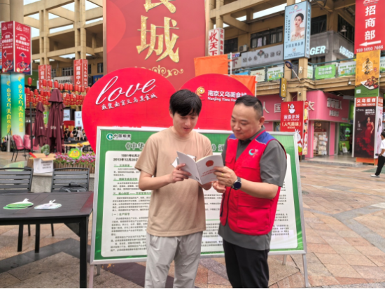 志愿者向市民宣传《烟草专卖法》。