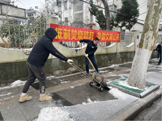 高淳烟草应急扫雪队为市民扫除冰雪。