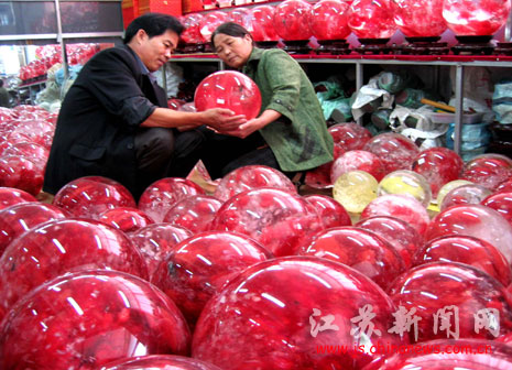 商户布置水晶球展品厅迎接 东海水晶节