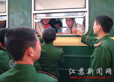 多图:连云港边防内卫、武警退伍战士泪别