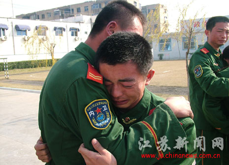多图:连云港边防内卫、武警退伍战士泪别