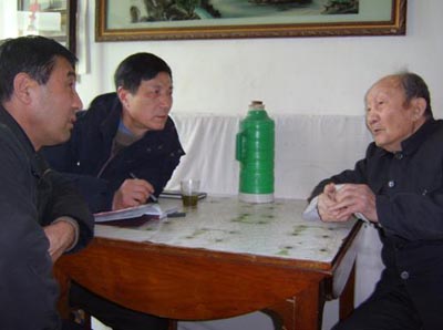 作者(中)今年二月采访实施