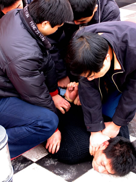 江苏安徽警方连手出击力擒持枪杀人犯罪嫌疑人