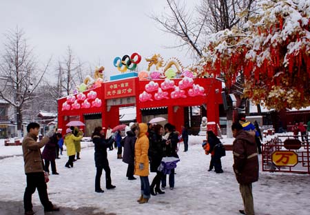 图:江苏连日遭暴雪袭击 南京积雪厚度超四十厘