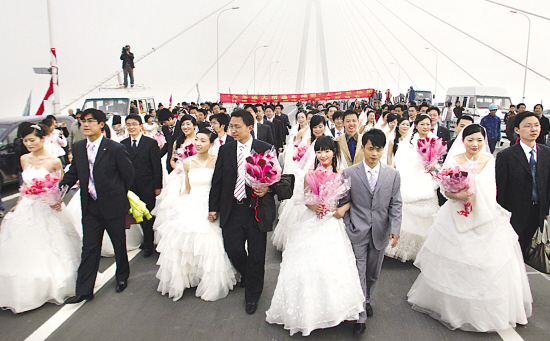 集体婚礼为苏通大桥通车喝彩 40对新人喜结良缘