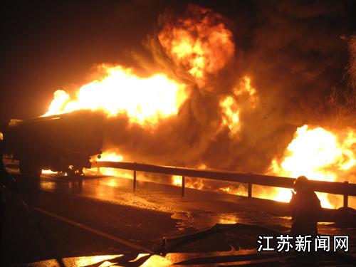 江苏省兴化市宁靖盐高速戴南,大型油罐车着火