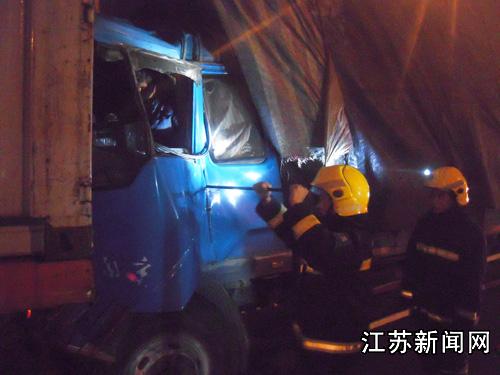 江苏常州晨间连出两起车祸 消防解救四人(多图