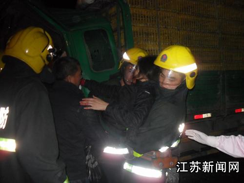 江苏常州晨间连出两起车祸 消防解救四人(多图