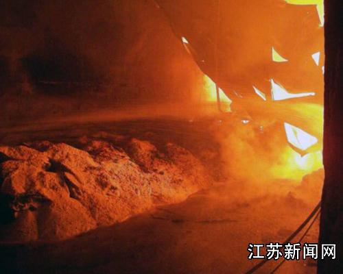 淮安一粮仓火灾 近五吨粮食付之一炬