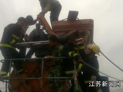 搅拌机夹住男子脚 南通消防成功营救(组图)--江