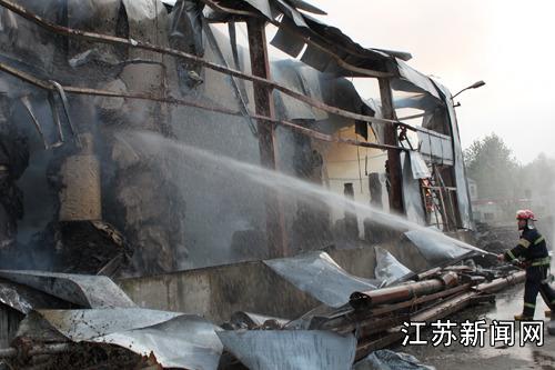 淮安一纸制厂大火 60名消防员12个小时灭火(图