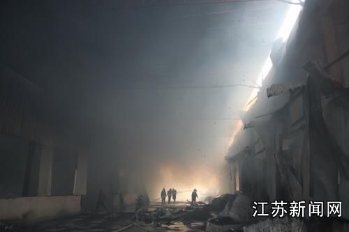 淮安一纸制厂大火 60名消防员12个小时灭火(图