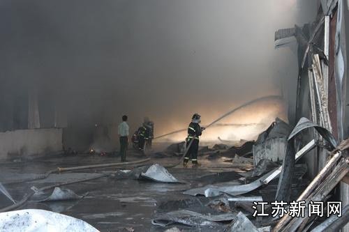 淮安一纸制厂大火 60名消防员12个小时灭火(图