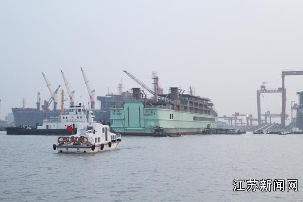 泰州港首艘新造42车客滚船下水(图)