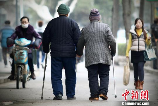 南京街头相濡以沫的幸福老人(图)