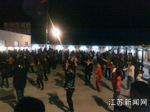 江苏睢宁偏僻乡村百姓和城里人一样享受广场夜