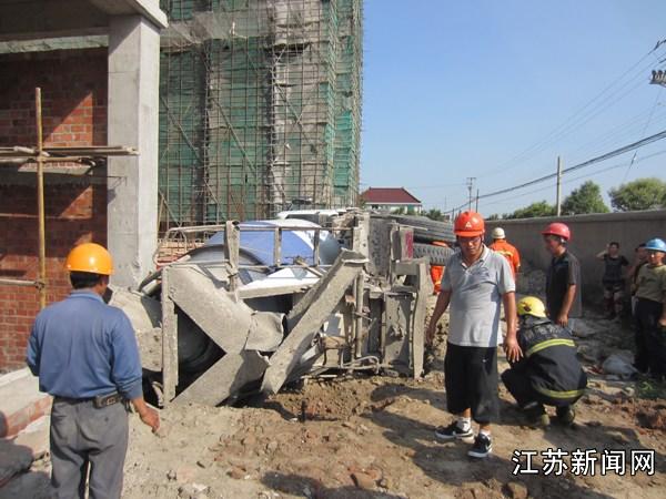 六旬老人被压50吨搅拌车下 南通公安消防营救