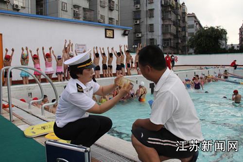 盐城卫监部门检查游泳场所(图)--江苏新闻网