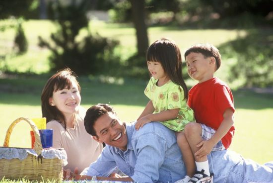 德露滋奶粉:父母不做"低头族" 陪伴孩子成长