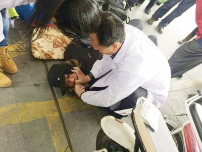 呕吐视频_呕吐图片_女孩晕车呕吐视频