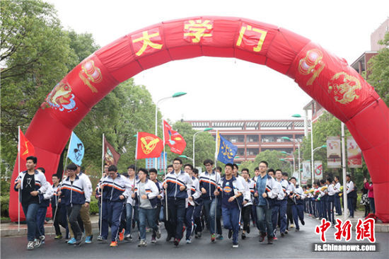 盐城一中特色校园文化激励师生"勇争第一"