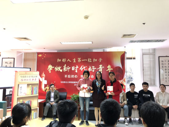 图为扬州工业职业技术学院创新思政教育,公益团队首次站上思政课讲台。
