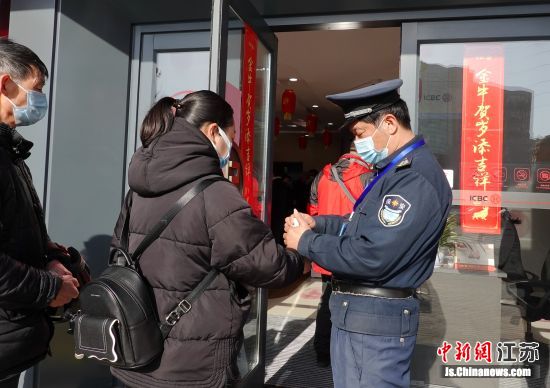 兑换现场,市民佩戴口罩有序排队。 赵红伟 摄