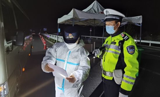 交警在徐沛快速路口执勤现场。 沛县交警供图