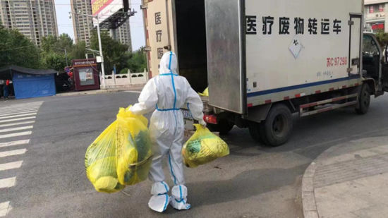转运医疗废物。孙蔓 摄