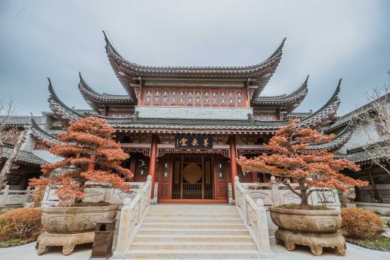 走进书院,千里运河图沿着墙面铺设,书院建筑飞檐翘角,轻盈活泼。王昊 摄