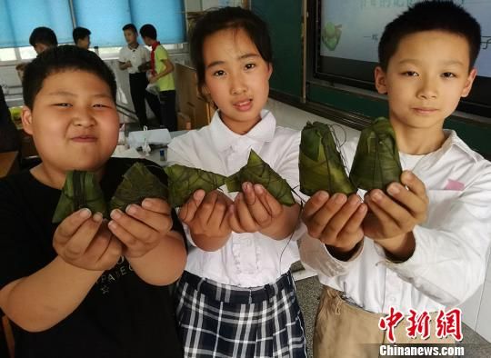 包粽子绣香囊画鸭蛋 常州小学生玩转端午节