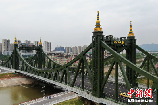航拍南京江北浦云路大桥 欧式风格别具特色