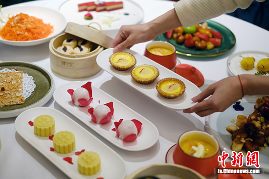 1月9日,作为新派香港茶室的东园茶室酒楼在南京老门东箍桶巷盛装开启,吸引了众多市民前来打卡,品味美食。泱波 摄
