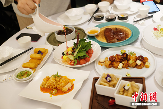 东园茶室酒楼既保留了原汁原味的老香港味道,又融合了美学设计、艺术文化和南京独有的烟火气。泱波 摄