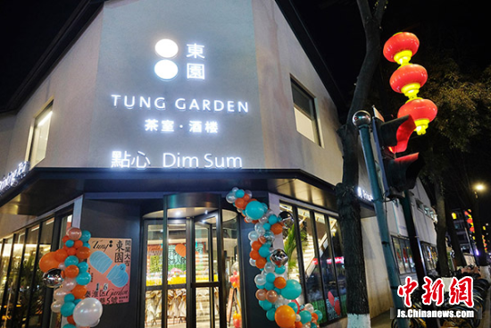 东园茶室酒楼闹中取静,位于繁华的老门东小西湖,独栋小洋楼复古又时髦。泱波 摄