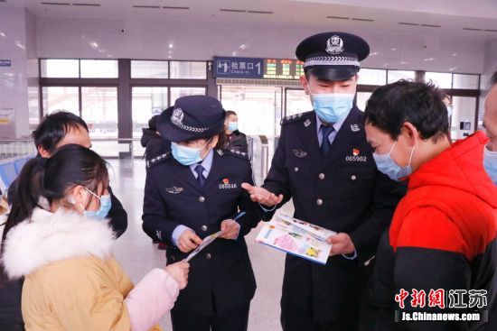 海安站派出所民警教旅客辨识毒品种类的方法。姜明 摄
