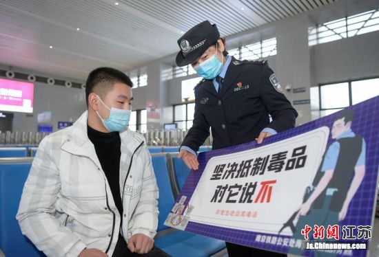 民警在候车室向旅客宣传禁毒知识。姜明 摄