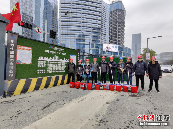 新春佳节临近,中铁十局城轨公司苏州市轨道交通8号线项目部员工对围挡进行清洁,助力文明城市建设。