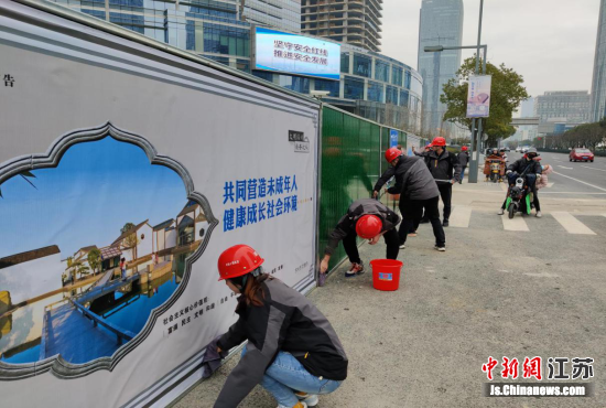 建设者对时代广场站进行一次大扫除,除尘迎“新”,美化施工环境。