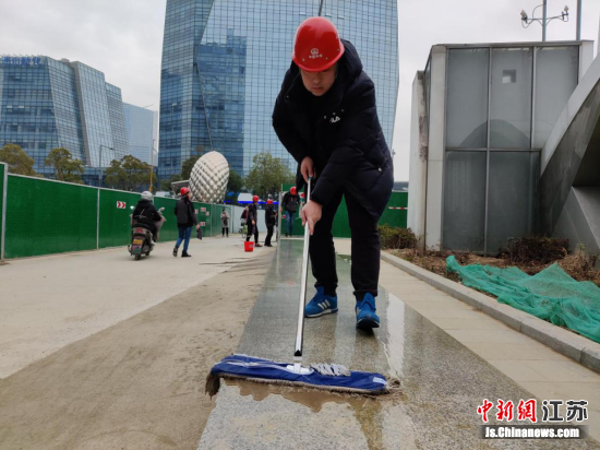 经过近两个小时的艰辛劳作,建设者们完成了1600多米、3200多个平方的围挡擦洗工作。