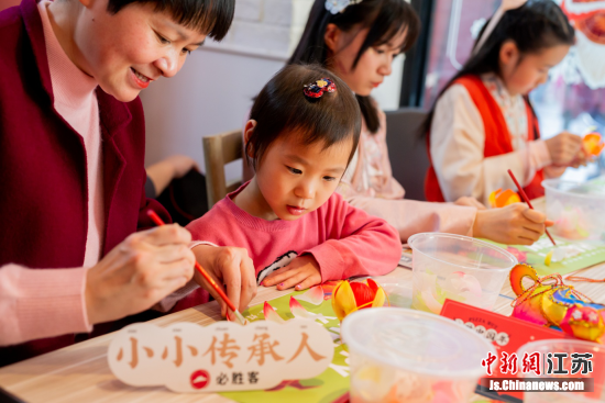 现场举办“大美非遗,必胜牛年”主题活动,带来传统与现代交织的文化活动体验。