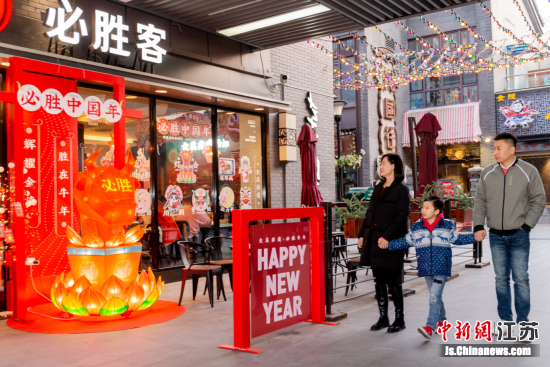 必胜客将首次推出新春年夜饭,为消费者在本地过年提供便利,并带来在“西餐厅里过中国年”的新体验。