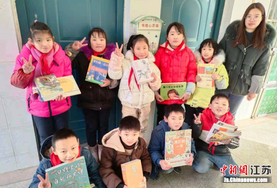 近日,同方全球人寿江苏分公司在南京市溧水区沙塘庵小学正式开启“书籍心愿箱”,首批67册图书在放寒假前运抵学校。