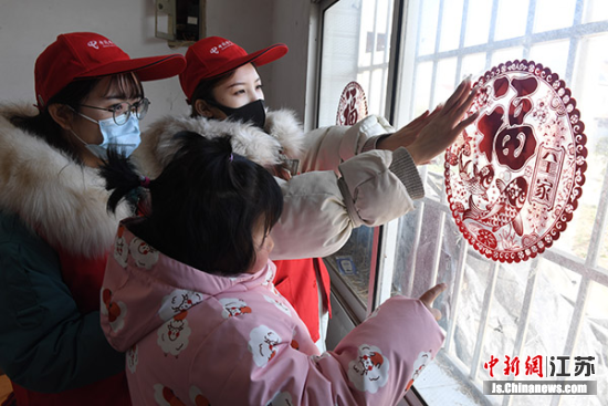 2月4日,中国电信淮安分公司团委开展“爱有天翼,新年送温暖”志愿活动。桂宝林 摄