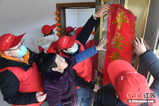 志愿者们走进洪泽区西顺河镇张福河村,看望结对多年的三名留守儿童。叶倩 摄