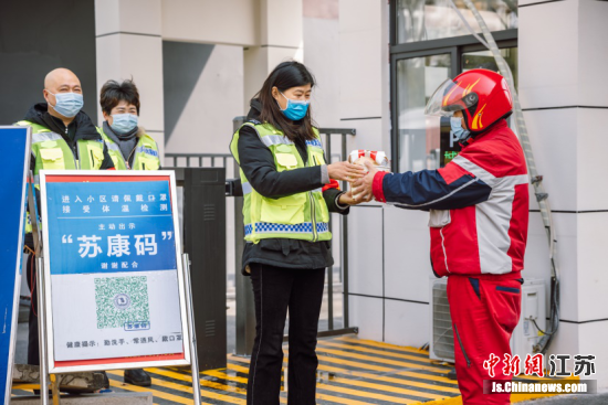 南京网络公益联盟成员肯德基、硬腿子联合发起“2021一起更好出发”快闪送餐,致谢南京各行各业的“平凡英雄”。