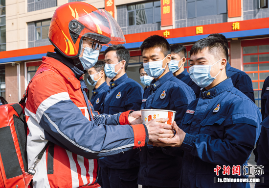 消防员、水警、防疫志愿者、专车司机……红骑士为他们送上南京元素家乡桶,送去新春祝福。