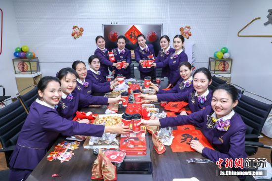临近春节之际,为了减少疫情传播风险和保障人们的身体健康,各地政府发起“就地过年”的倡议。