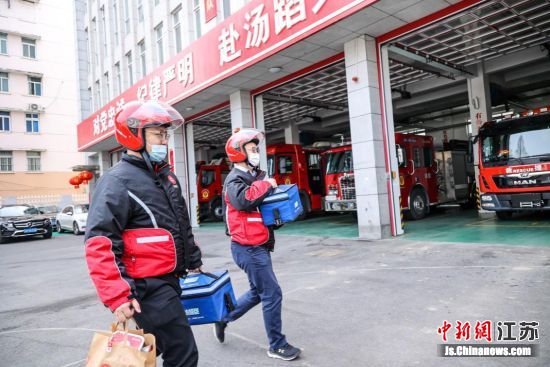 许多奋斗在一线的警察、医护和社区人员等坚守岗位、默默付出。为了给他们带去新春的祝愿,2月1日起,必胜客在全国发起爱心送餐活动。