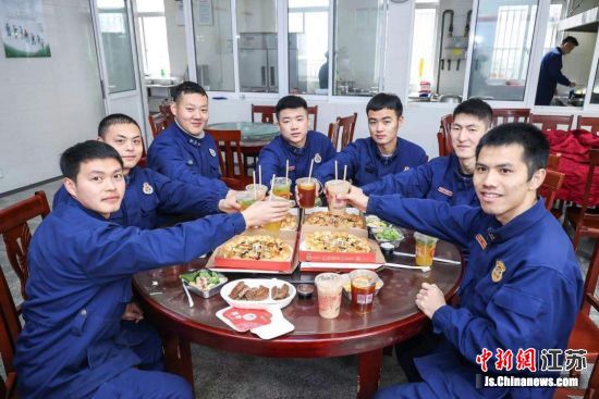 必胜客用实际行动鼓舞坚守在一线的城市守护者,给他们送上“必胜年夜饭”,还有超级飞侠周边和非遗当地周边等新年礼物,以美好寓意的年夜饭,表达诚挚的感谢和关怀。